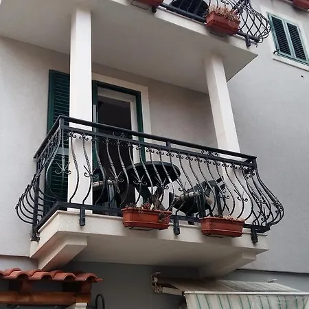 Apartment Art Split